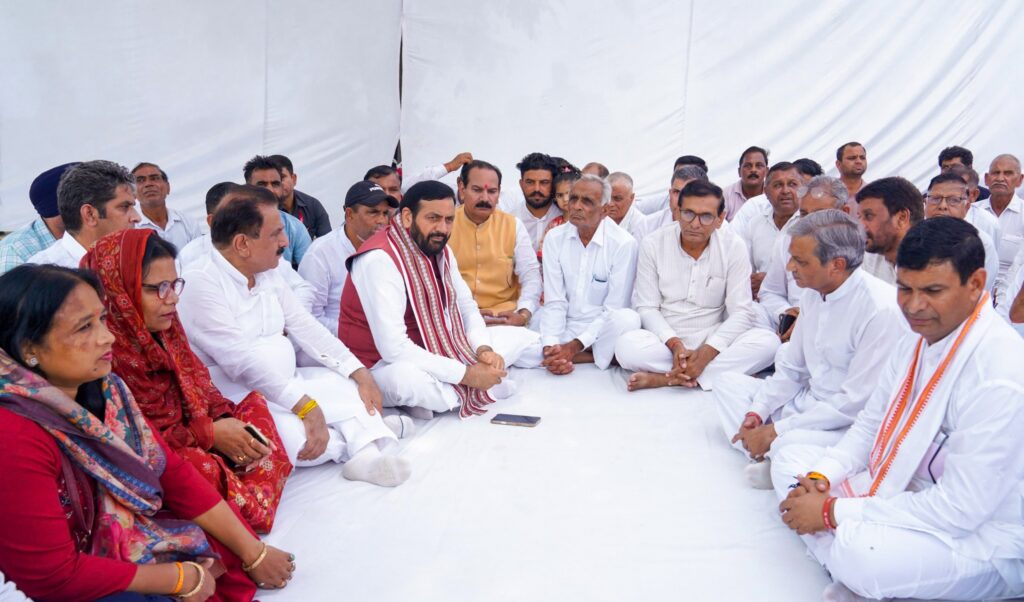 Chief Minister Nayab Singh Saini Visits Mangoli Jattan to Offer Condolences on the Demise of Late Balak Ram Saini