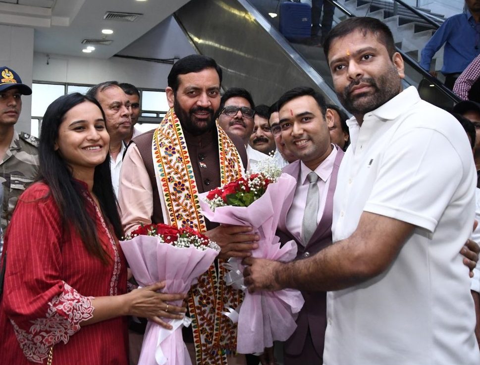 Haryana CM Sh. Nayab Singh Saini being welcome upon Surat, Gujrat.